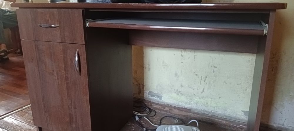 Продам 10000тг   стол   самовывоз