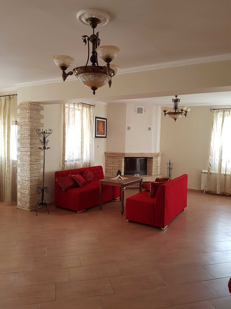 Дава се под наем Къща в Банско - 600 кв.м за 1500 € - Снимка #1