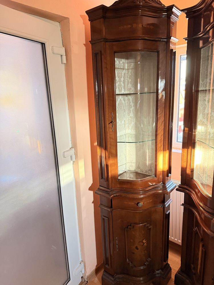 Vitrina pe colt din italia