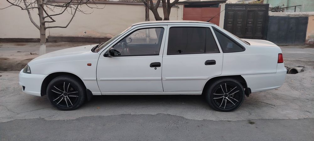 Nexia 2  1.6 sotiladi