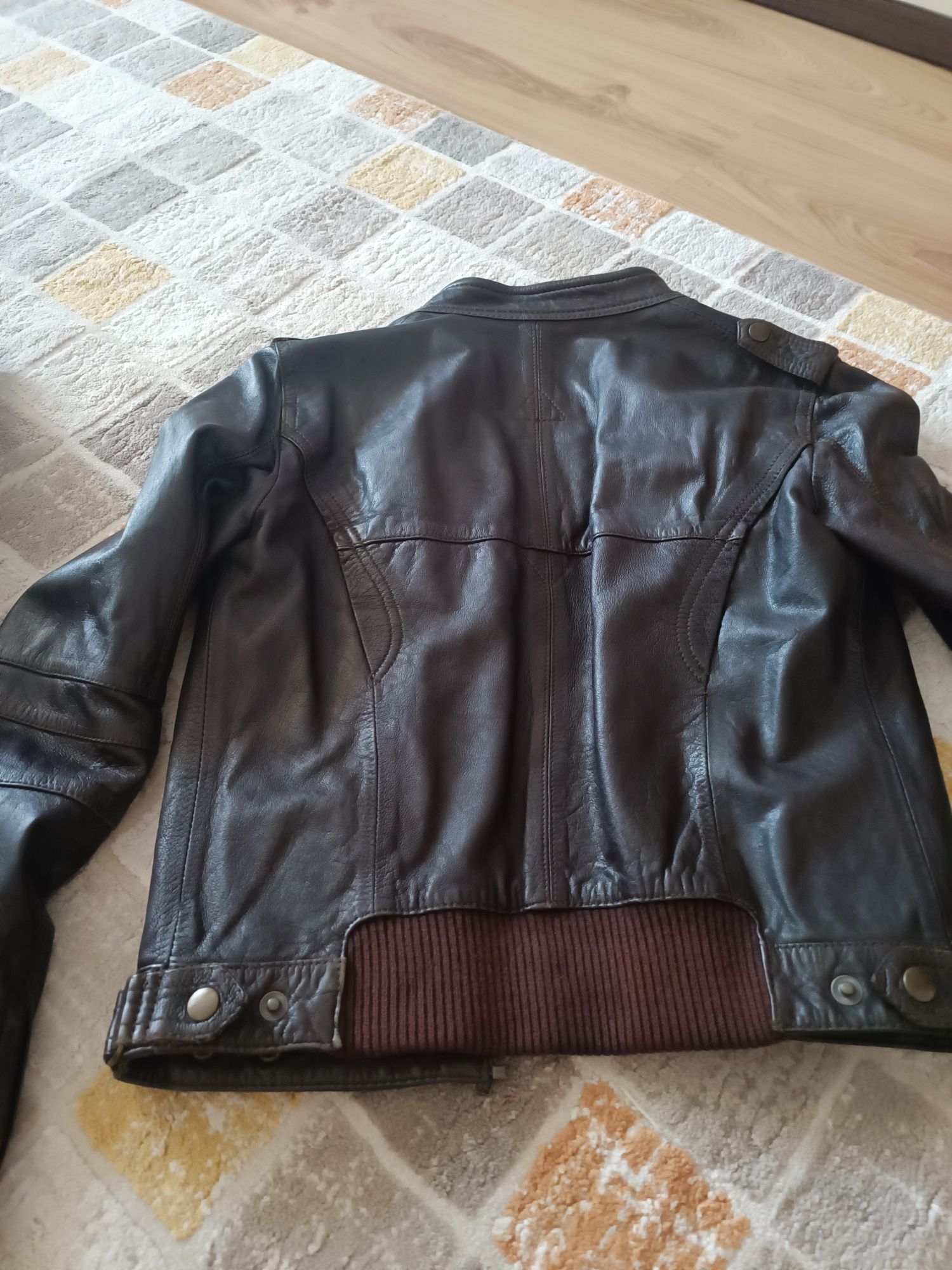 Vând geci piele naturala dama  Zara , Mango