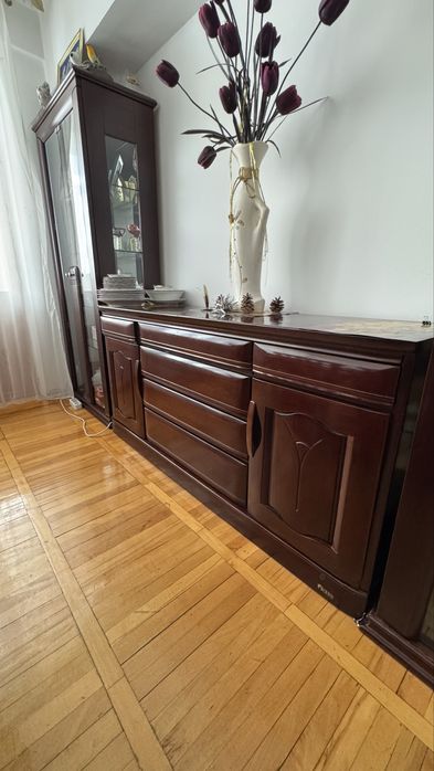 Комод и стеклянные шкафы