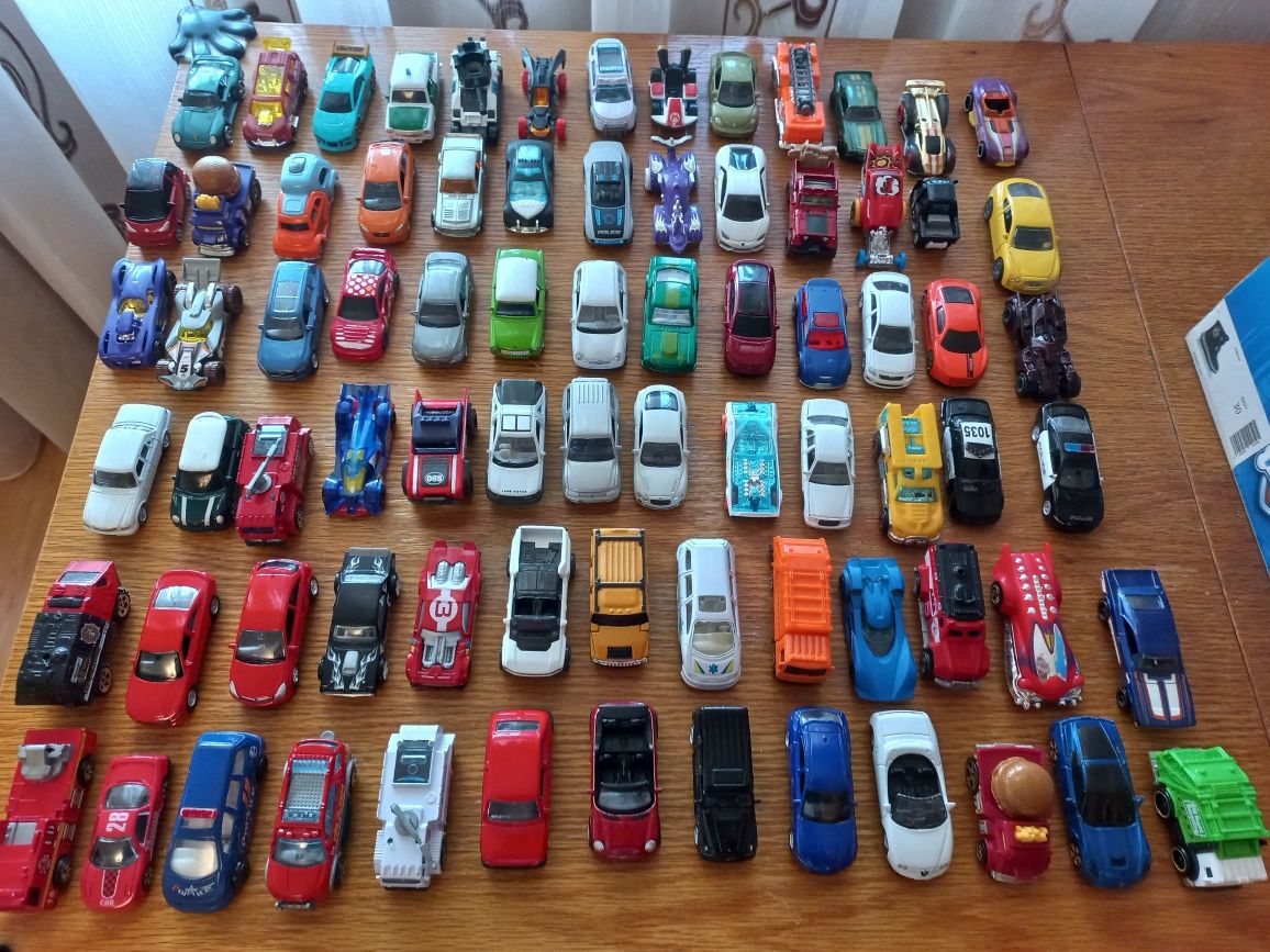 Метални коли големи и малки hot wheels