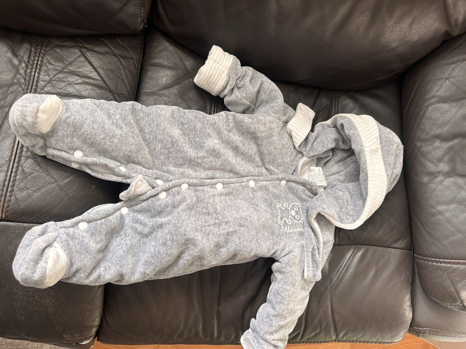 Vand combinizoane bebe in stare foarte buna