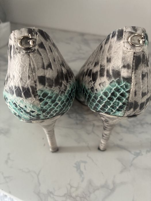 Обувки на  Guess