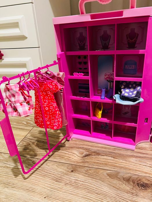 Garderobă Barbie cu haine, încălțăminte