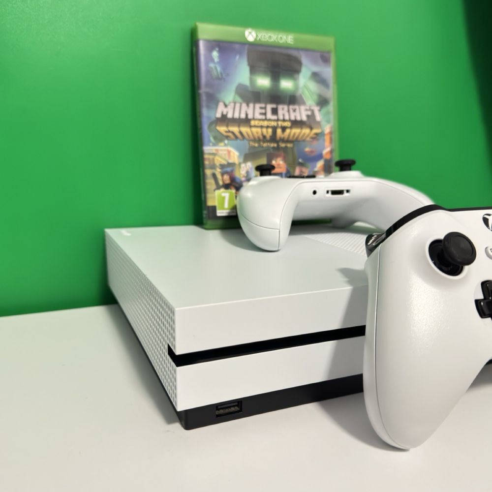 Xbox One S 1TB | 2 controllere + Minecraft Story Mode