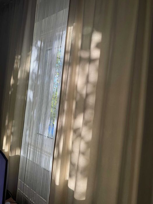 Coltar, birou, comoda, draperii, perdele