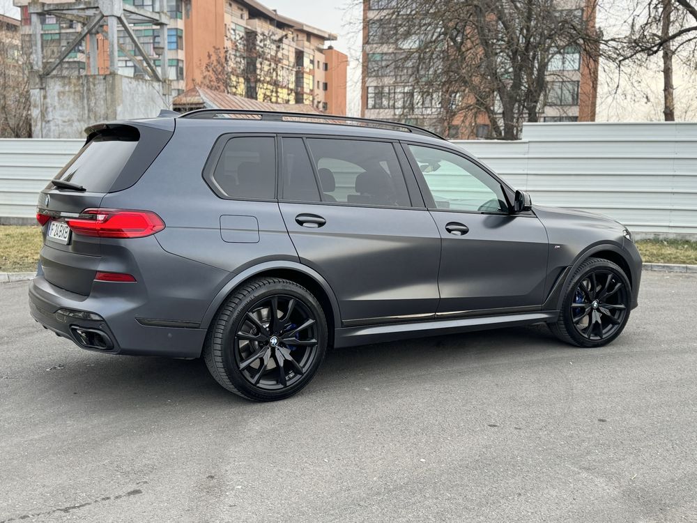 BMW X7 Dark Shadow Edition