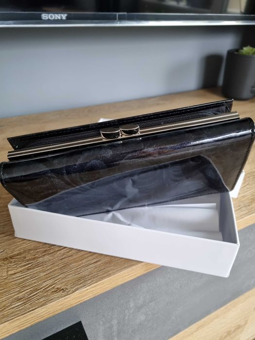 Дамски, лачен портфейл