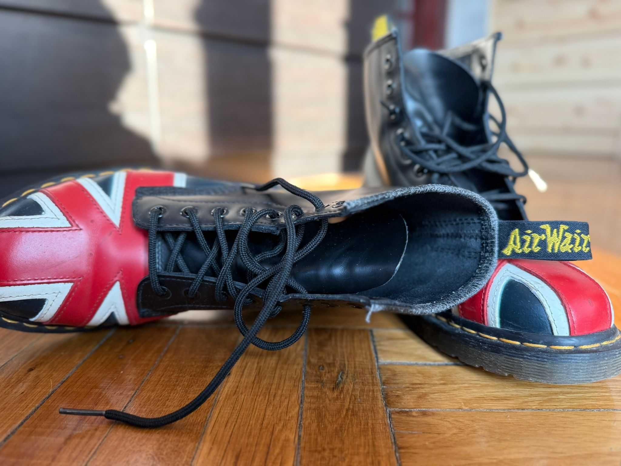 Bocanci Dr. Martens steagul UK. mărimea 42.