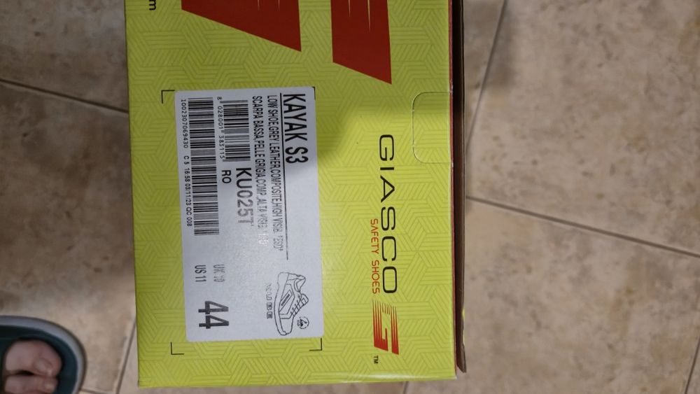 Продавам работни обувки със защитно бомбе  Giasco 44 номер, Нови