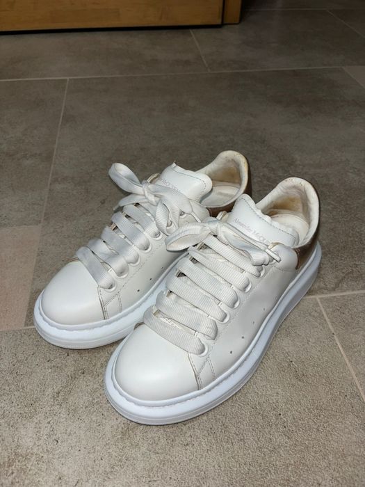 Adidași Alexander McQueen alb-auriu