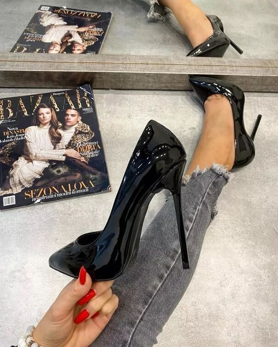 Черни лачени обувки на висок ток