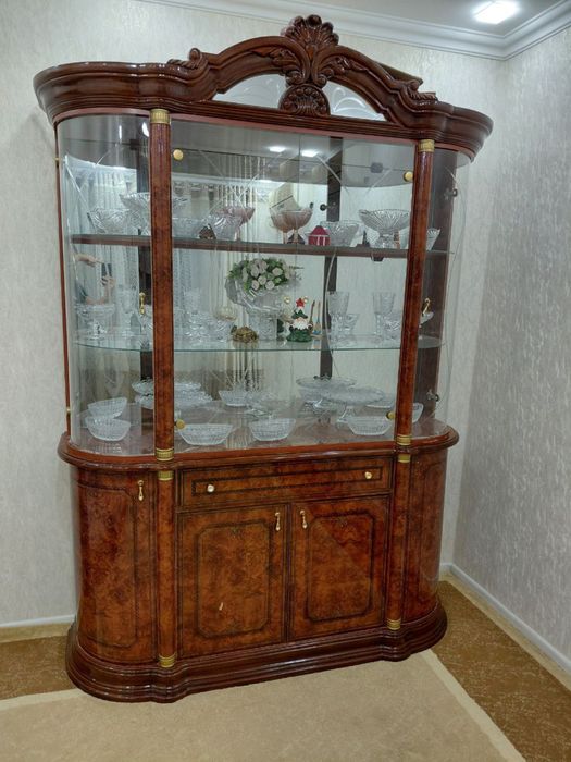 Сервант для посуды и сувиниров