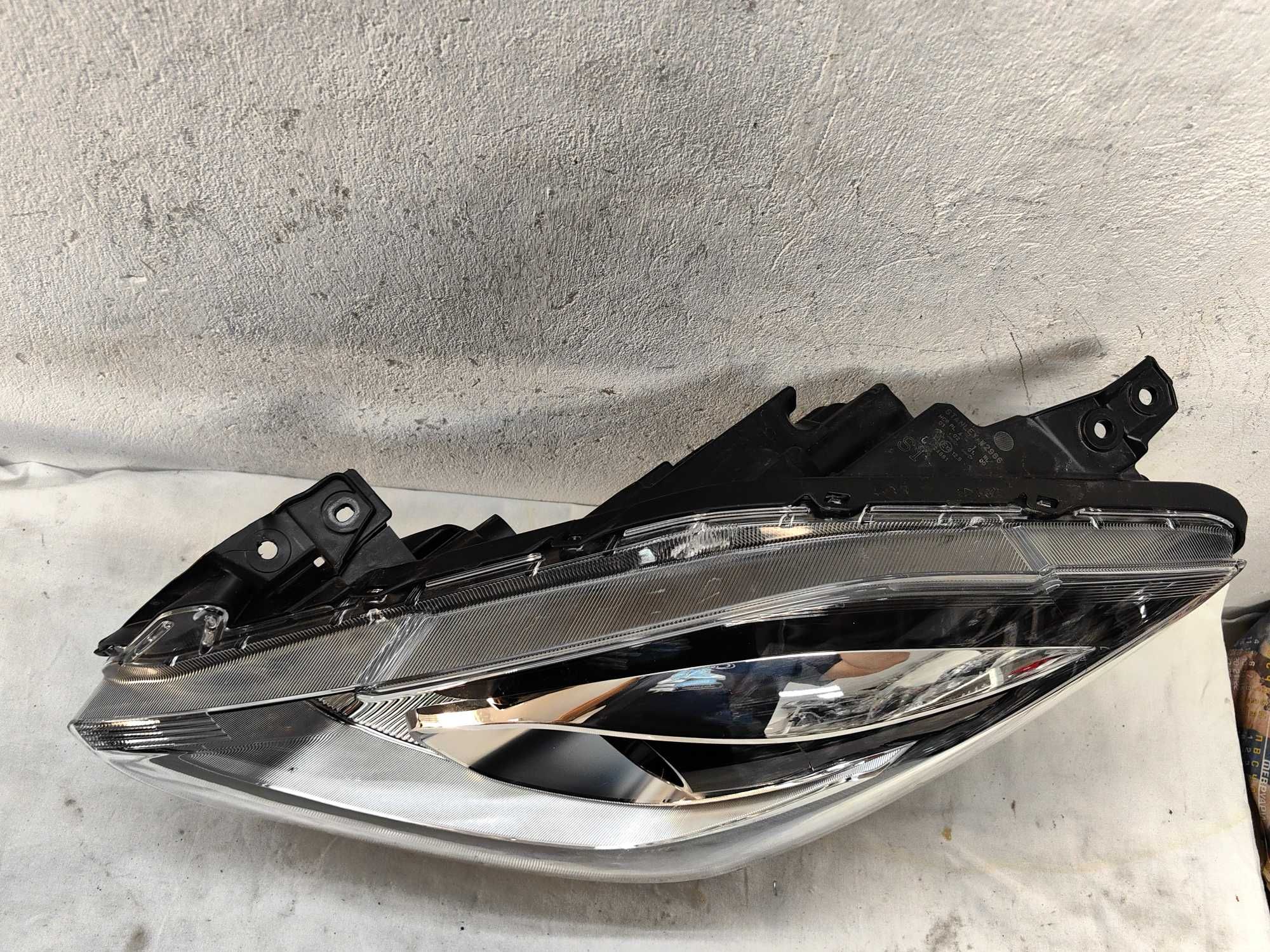 Оригинални  фарове Ляв Десен  Сузуки Суифт  Suzuki Swift Led