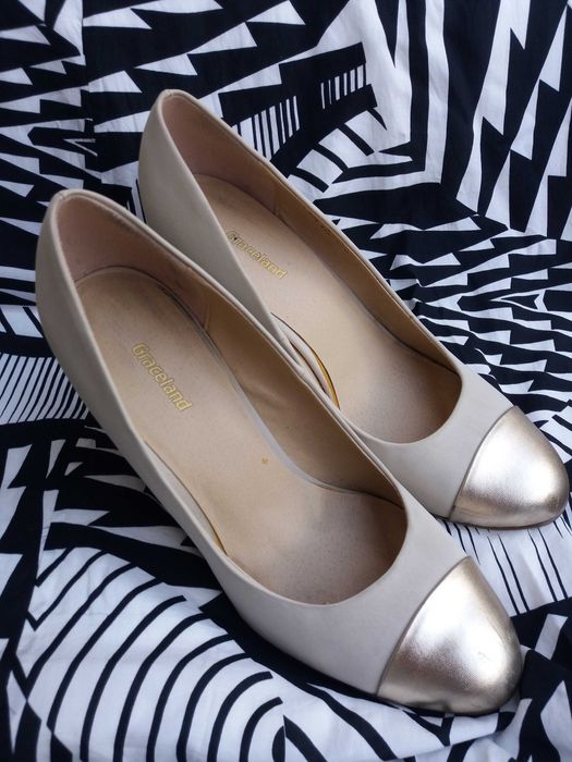 Бежови обувки със златист ток