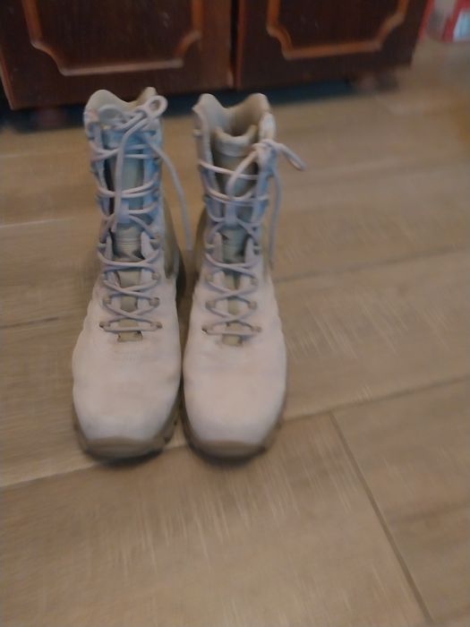 Bocanci Bates impecabili