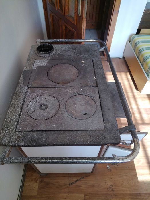 Печка на дърва от старите чугунен със фурна и здрави тухли