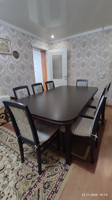 Деревянный стол со стульями