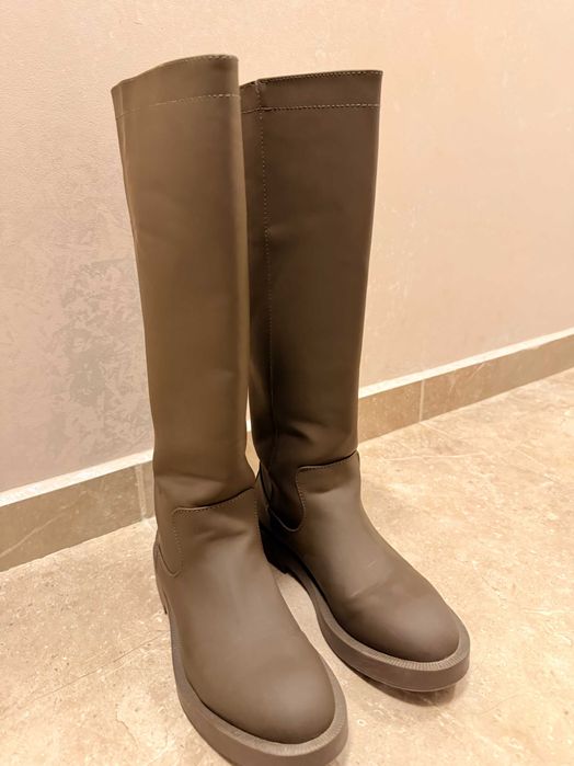 Зелени гумени ботуши на марката Зара