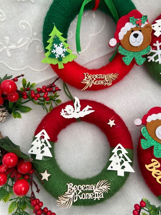 Коледни топки и венци