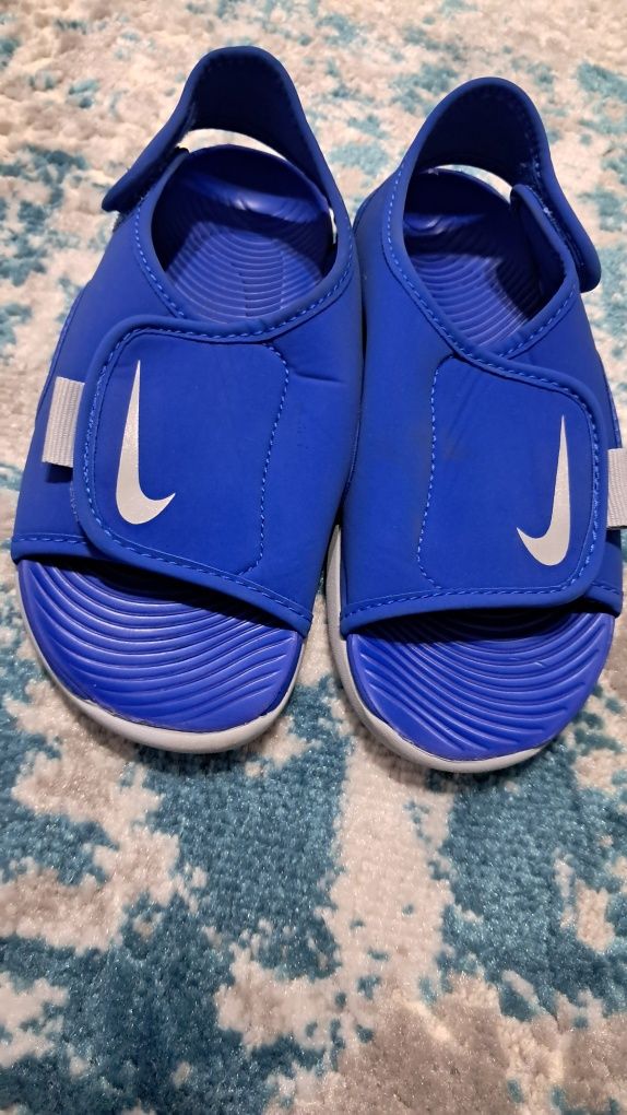 Vând sandale Nike Băieți marimea 32 .pret 60 lei