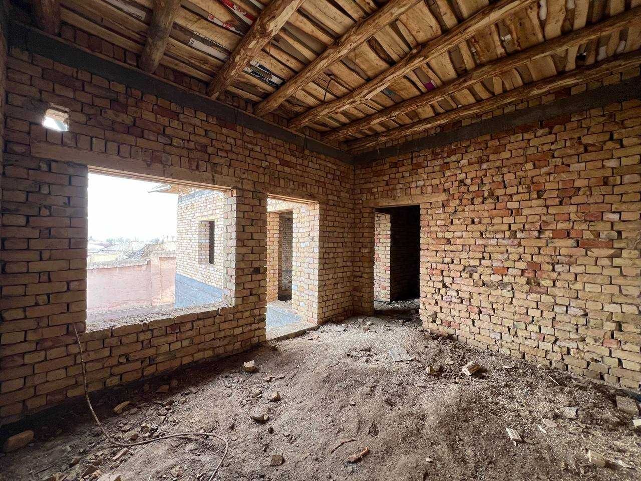 Янги пишган ғиштдан сифатли курилган каробка участка сотилади.