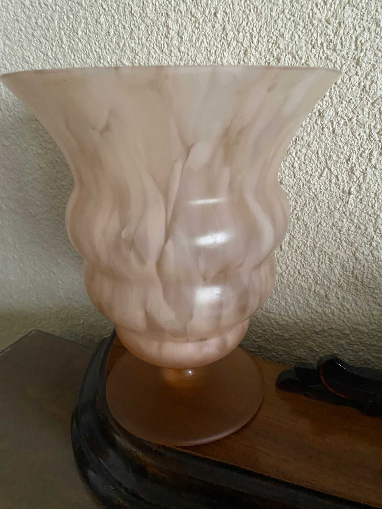 Vază din sticlă mată