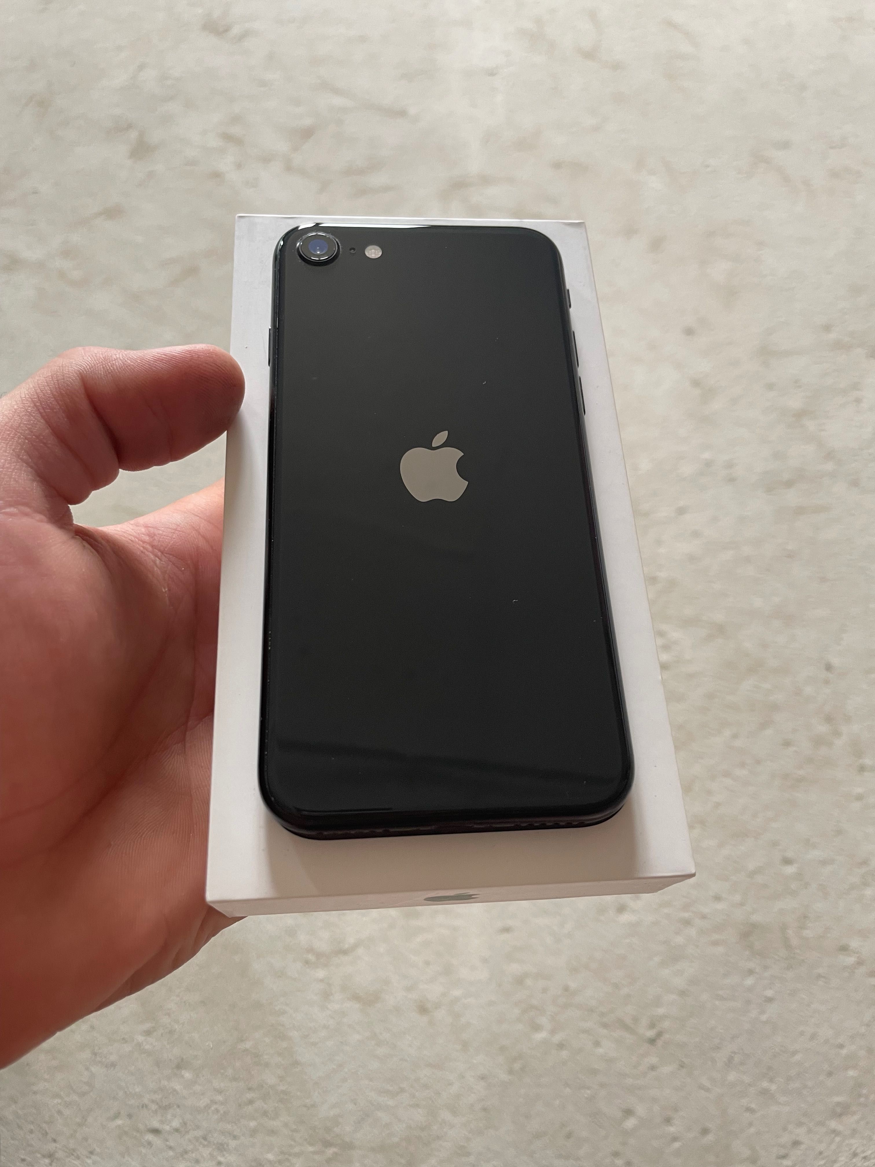 Продается iPhone SE 2020