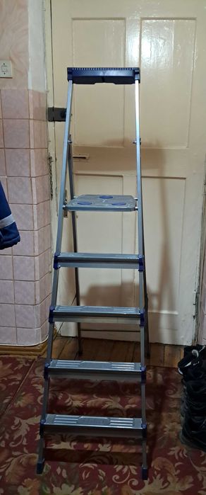 Стремянка высотой в 5 ступенек
