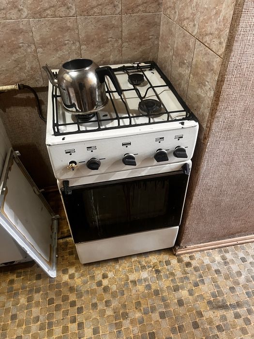 Кухоный гарнитур газ плита зеркало шкафы за все прошу 500000 тыс