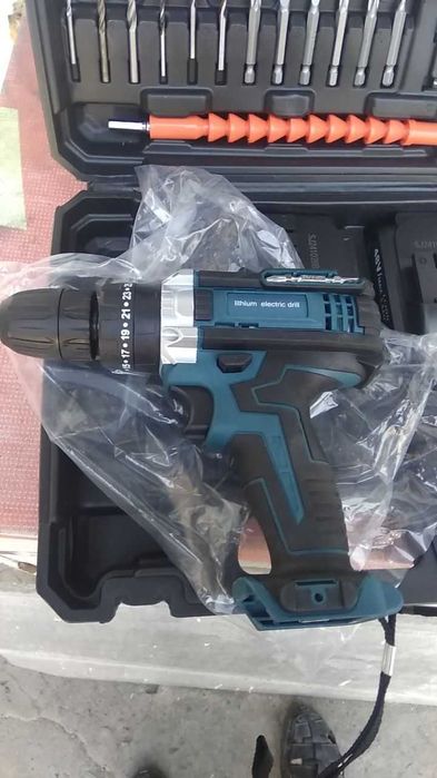 Шуруповерт новый в упаковке