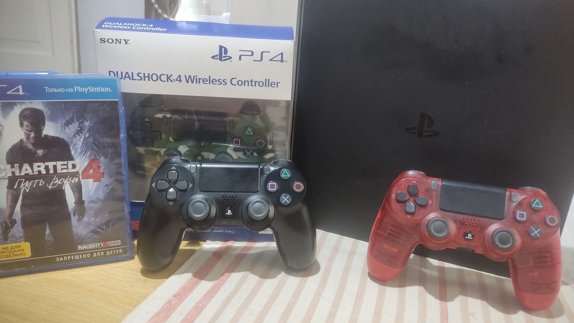 Playstation 4 Slim 1 Tb +аккаунт с играми + 3 джойстика