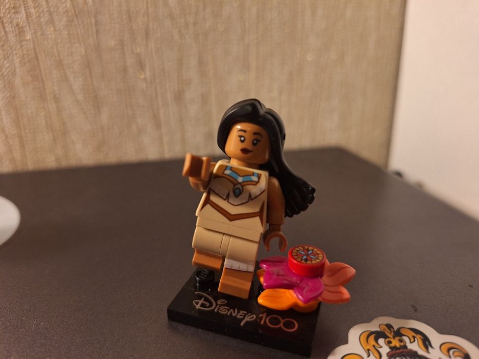 Продам оригинальные фигурки лего с сюрпризов