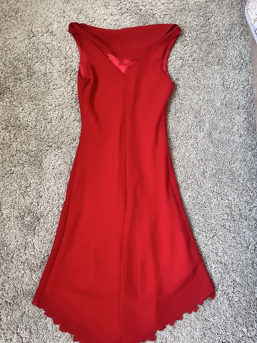 яркое красное платье для танцев