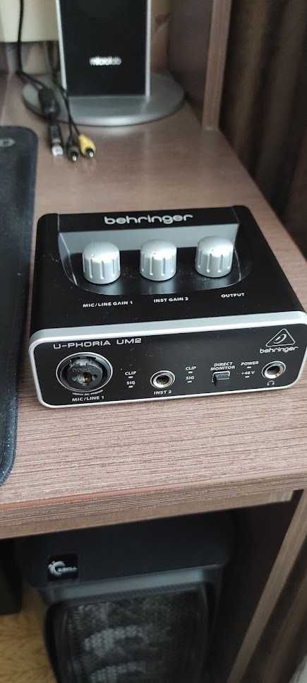 Внешняя звуковая карта BEHRINGER UM2 внешний интерфейс USB