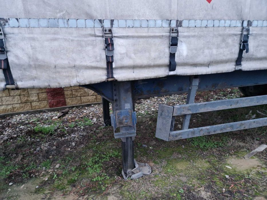 Dezmembrez semiremorca prelata