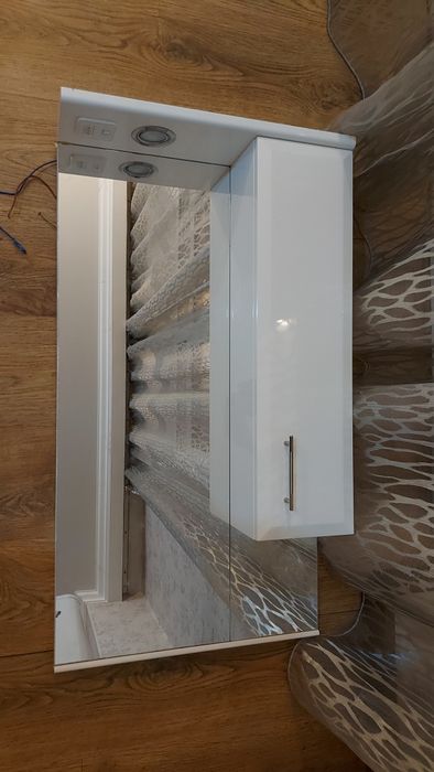 Зеркало со шкафчиком, с подсветкой