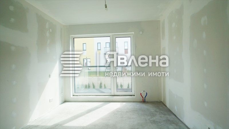 Явлена-Изток продава редова къща със застроена пло