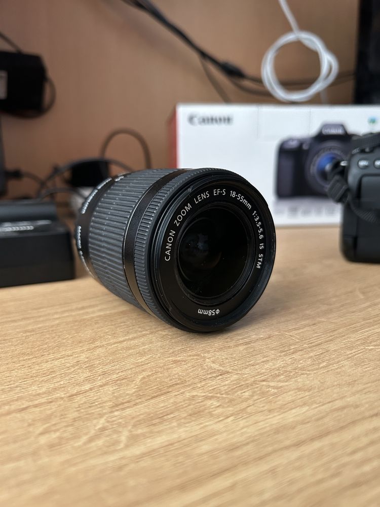 Canon EOS 80d с обектив EF-S 18-55mm
