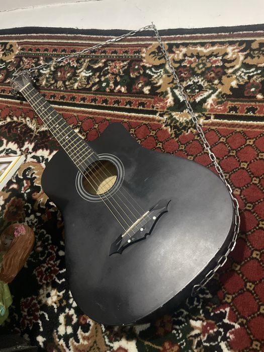 Продам гитару 6 струн