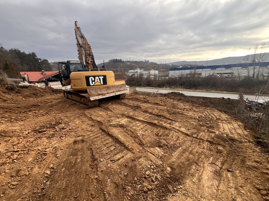 Prestam servicii cu Excavator senile cu lama de 26 tone si cupa 1.3 mc