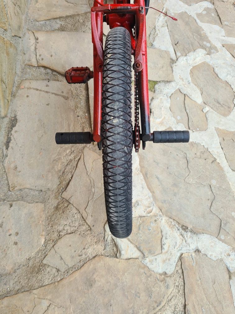 Bicicletă BMX de sărituri
