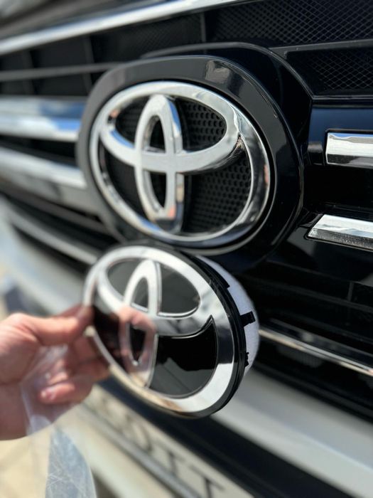 Значок в решетку радиатора Toyota land cruiser Prado 120 gx470