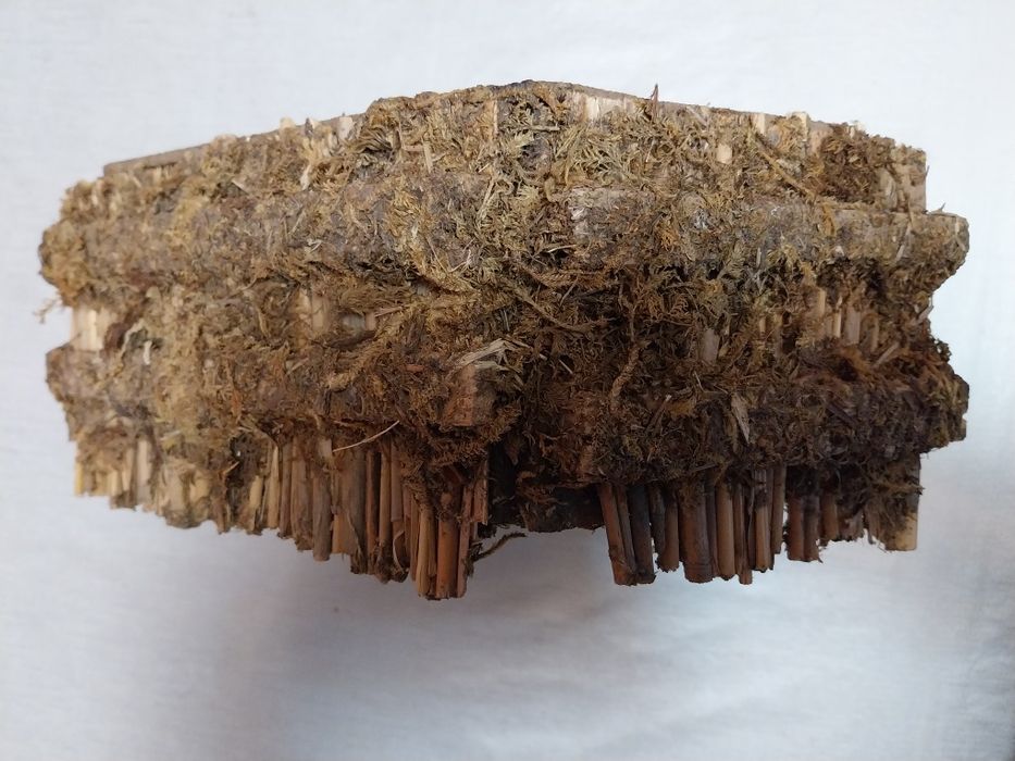 Старинна ,дървена къща/ясла / за Рождество Христово с фигури