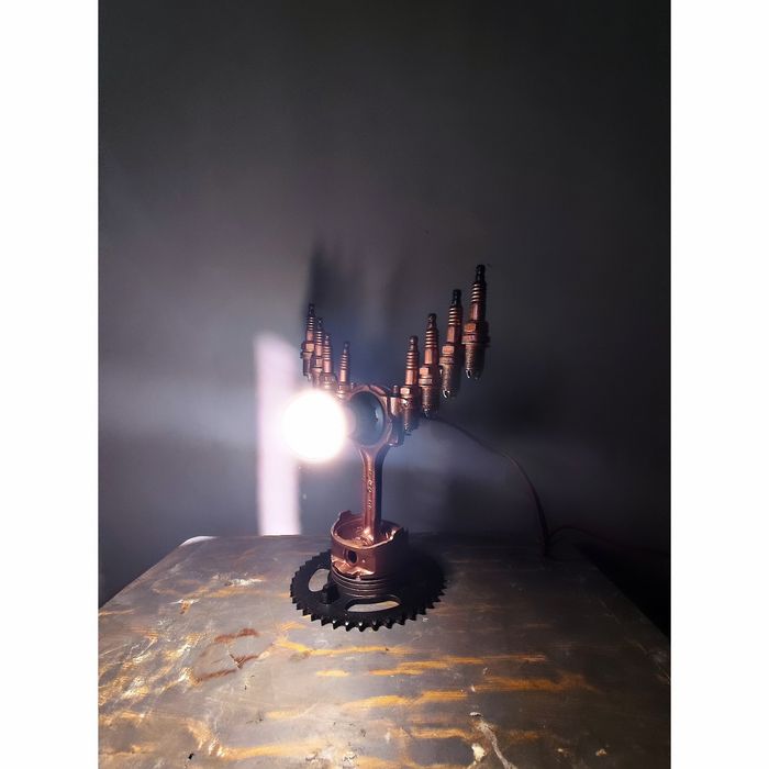 Настолна лампа за автомобилни маняци