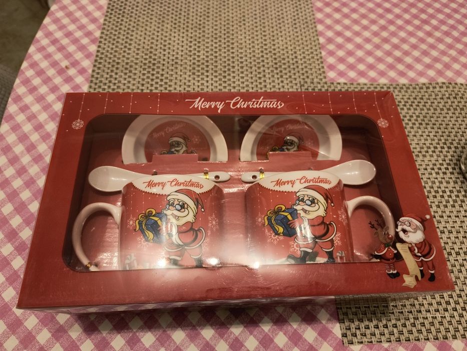 Декорации, чайник, коледен свещник, коледни чаши