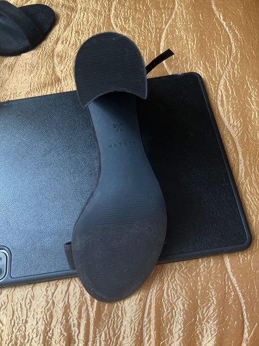 Черни сандали на ток