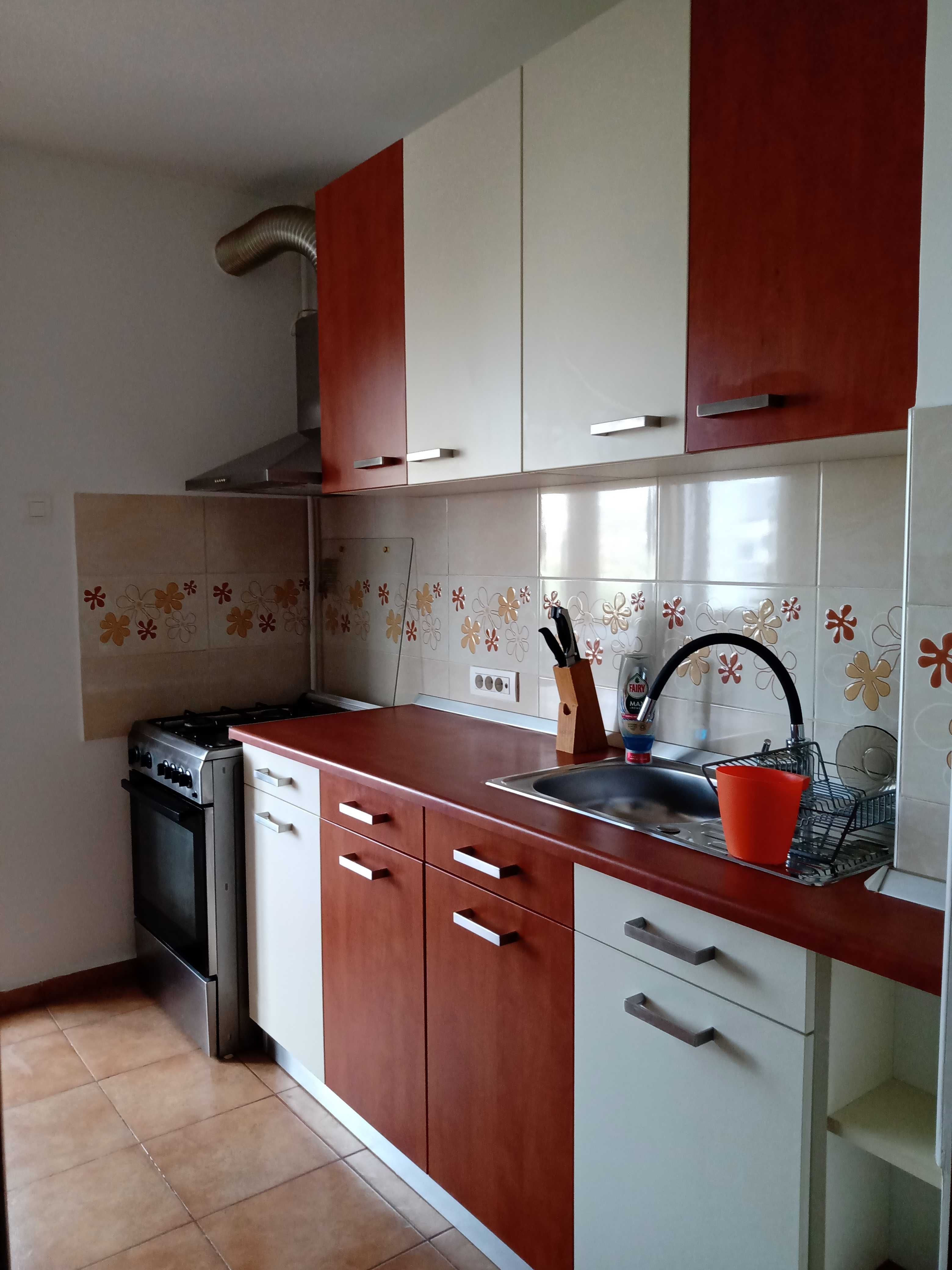 Inchiriez apartament de 2 camere, situat la etaj 3/4, cartier Aviatiei